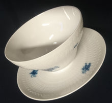 Lade das Bild in den Galerie-Viewer, SAUCIER "Studio Linie" "Blaue Rose" - Porzellan, Rosenstrauß Blumen Relief Dekor, Björn Wiinblad Design