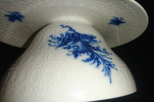 Lade das Bild in den Galerie-Viewer, SAUCIER "Studio Linie" "Blaue Rose" - Porzellan, Rosenstrauß Blumen Relief Dekor, Björn Wiinblad Design