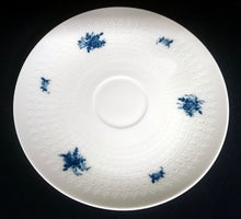 Lade das Bild in den Galerie-Viewer, UNTERTASSE "Studio Linie" "Blaue Rose" - Porzellan, Rosenstrauß Blumen Relief Dekor, Björn Wiinblad Design