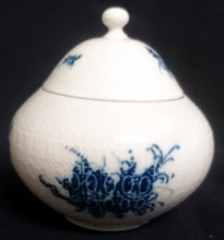 Lade das Bild in den Galerie-Viewer, 5er Set KAFFEEKANNE MIT DECKEL & MILCHKÄNNCHEN & ZUCKERDOSE MIT DECKEL "Studio Linie" "Blaue Rose" - Porzellan, Rosenstrauß Blumen Relief Dekor, Björn Wiinblad Designer