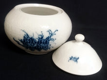 Lade das Bild in den Galerie-Viewer, 5er Set KAFFEEKANNE MIT DECKEL & MILCHKÄNNCHEN & ZUCKERDOSE MIT DECKEL "Studio Linie" "Blaue Rose" - Porzellan, Rosenstrauß Blumen Relief Dekor, Björn Wiinblad Designer