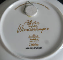 Lade das Bild in den Galerie-Viewer, WAND SAMMELTELLER "Studio Linie" "Aladin und die Wunderlampe I" - Porzellan, Märchen Geschichte Gold Dekor, Björn Wiinblad Design