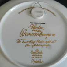 Lade das Bild in den Galerie-Viewer, WAND SAMMELTELLER "Studio Linie" "Aladin und die Wunderlampe II" - Porzellan, Märchen Geschichte Gold Dekor, Björn Wiinblad Design
