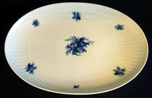 Lade das Bild in den Galerie-Viewer, BEILAGENPLATTE "Studio Linie" "Blaue Rose" - Porzellan, Rosenstrauß Blumen Relief Dekor, Björn Wiinblad Designer