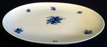 Lade das Bild in den Galerie-Viewer, BEILAGENPLATTE "Studio Linie" "Blaue Rose" - Porzellan, Rosenstrauß Blumen Relief Dekor, Björn Wiinblad Designer