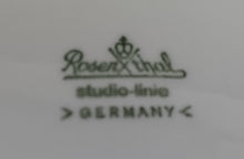 Lade das Bild in den Galerie-Viewer, BEILAGENPLATTE "Studio Linie" "Blaue Rose" - Porzellan, Rosenstrauß Blumen Relief Dekor, Björn Wiinblad Designer