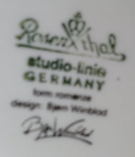 Lade das Bild in den Galerie-Viewer, BLUMENVASE "Studio Linie" "Romanze" - Porzellan, Blumenstrauß Blüten Waben Relief Motiv Dekor, Björn Wiinblad Design