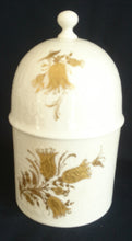 Lade das Bild in den Galerie-Viewer, BONBINIERENDOSE MIT DECKEL "Studio Linie" "Romanze" - Porzellan, Blumenstrauß Blüten Waben Relief Motiv Dekor, Björn Wiinblad Design (G)