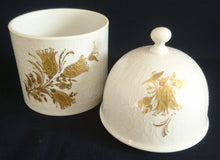 Lade das Bild in den Galerie-Viewer, BONBINIERENDOSE MIT DECKEL "Studio Linie" "Romanze" - Porzellan, Blumenstrauß Blüten Waben Relief Motiv Dekor, Björn Wiinblad Design (G)