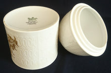 Lade das Bild in den Galerie-Viewer, BONBINIERENDOSE MIT DECKEL "Studio Linie" "Romanze" - Porzellan, Blumenstrauß Blüten Waben Relief Motiv Dekor, Björn Wiinblad Design (G)