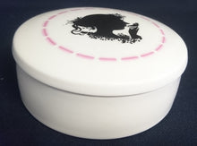 Lade das Bild in den Galerie-Viewer, BONBONIERE "Studio Linie" - Porzellan, Runde Schalen Form, Linien Striche Frau Vogel Motiv Dekor, Björn Wiinblad Design (G)