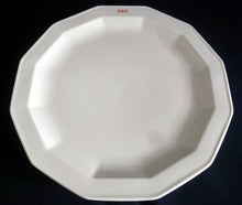 Lade das Bild in den Galerie-Viewer, 2er Set SPEISETELLER "Studio Linie" - Porzellan, Eckige (Dodekagon) Runde Form, Einfärbiges Dekor, AEG Aufschrift