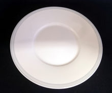 Lade das Bild in den Galerie-Viewer, 2er Set UNTERTASSEN - Fine Porzellan, Zweifärbiger Dekorrand