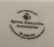 Lade das Bild in den Galerie-Viewer, 2er Set UNTERTASSEN - Fine Porzellan, Zweifärbiger Dekorrand