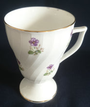 Lade das Bild in den Galerie-Viewer, UNTERTASSE - Porzellan, Blumen Goldrand Dekor (2. Wahl)