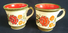Lade das Bild in den Galerie-Viewer, 2er Set KAFFEETASSEN "Tirol" - Keramik / Steingut, Rosen Motiv Dekor, Handbemalt