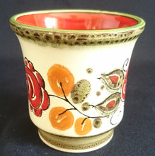 Lade das Bild in den Galerie-Viewer, 2er Set KAFFEETASSEN "Tirol" - Keramik / Steingut, Rosen Motiv Dekor, Handbemalt