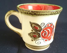 Lade das Bild in den Galerie-Viewer, 2er Set KAFFEETASSEN "Tirol" - Keramik / Steingut, Rosen Motiv Dekor, Handbemalt