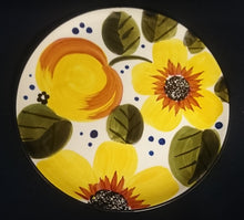 Lade das Bild in den Galerie-Viewer, 2er Set DESSERTTELLER "Madeira" - Keramik / Steingut, Sonnenblumen Blüten Pflanzen Motiv Randdekor, Handbemalt