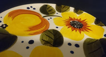 Lade das Bild in den Galerie-Viewer, 2er Set DESSERTTELLER "Madeira" - Keramik / Steingut, Sonnenblumen Blüten Pflanzen Motiv Randdekor, Handbemalt