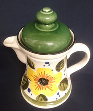 Lade das Bild in den Galerie-Viewer, KAFFEEKANNE MIT DECKEL "Madeira" - Keramik / Steingut, Sonnenblumen Blüten Pflanzen Motiv Randdekor, Handbemalt