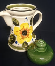 Lade das Bild in den Galerie-Viewer, KAFFEEKANNE MIT DECKEL "Madeira" - Keramik / Steingut, Sonnenblumen Blüten Pflanzen Motiv Randdekor, Handbemalt