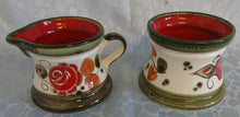 Lade das Bild in den Galerie-Viewer, 2er Set MILCHKÄNNCHEN & ZUCKERDOSE OHNE DECKEL "Tirol" - Keramik / Steingut, Rosen Motiv Dekor, Handbemalt