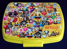 Lade das Bild in den Galerie-Viewer, BROTDOSEN -BOX "Emoji" - Kunststoff, Emoji Smiley Grafische Ausdruck Motiv Dekor, Verschließ- & Aufklappbar