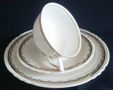 Lade das Bild in den Galerie-Viewer, 2er Set UNTERTASSEN - Porzellan, Goldrand Linien Abstrakt Ranken Girlanden Motiv Dekor