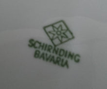 Lade das Bild in den Galerie-Viewer, 2er Set DESSERTTELLER - Porzellan, Buchstaben C Viertelmond Streifen Motiv Dekor