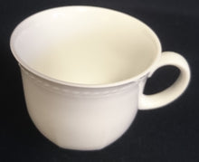 Lade das Bild in den Galerie-Viewer, ESPRESSOTASSE - Porzellan, Einfärbiges Punkte Striche Linien Relief Dekor