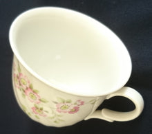 Lade das Bild in den Galerie-Viewer, KAFFEETASSE - Porzellan, Flora Blumen Blüten Pflanzen Motiv Wellen Relief Dekor