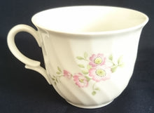 Lade das Bild in den Galerie-Viewer, KAFFEETASSE - Porzellan, Flora Blumen Blüten Pflanzen Motiv Wellen Relief Dekor