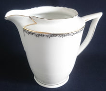 Lade das Bild in den Galerie-Viewer, MILCHKÄNNCHEN - Porzellan, Goldrand Linien Abstrakt Ranken Girlanden Motiv Dekor