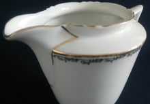 Lade das Bild in den Galerie-Viewer, MILCHKÄNNCHEN - Porzellan, Goldrand Linien Abstrakt Ranken Girlanden Motiv Dekor