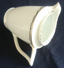 Lade das Bild in den Galerie-Viewer, MILCHKÄNNCHEN - Porzellan, Goldrand Linien Abstrakt Ranken Girlanden Motiv Dekor