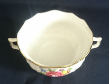 Lade das Bild in den Galerie-Viewer, SUPPENTASSE - Porzellan, Klassisch Style, Rosenmotiv Goldrand Dekor
