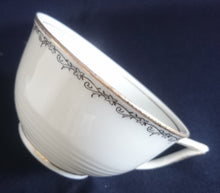 Lade das Bild in den Galerie-Viewer, TEETASSE - Porzellan, Goldrand Linien Abstrakt Ranken Girlanden Motiv Dekor