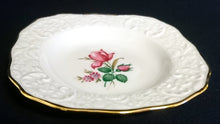 Lade das Bild in den Galerie-Viewer, 4er Set ABLAGETELLERCHEN - Porzellan, Rosen Motiv Goldrand Relief Dekor
