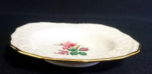 Lade das Bild in den Galerie-Viewer, 2er Set ABLAGETELLERCHEN - Porzellan, Rosen Motiv Goldrand Relief Dekor