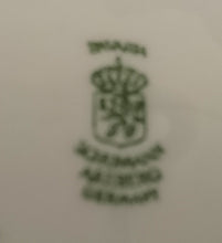 Lade das Bild in den Galerie-Viewer, 4er Set ABLAGETELLERCHEN - Porzellan, Rosen Motiv Goldrand Relief Dekor