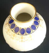 Lade das Bild in den Galerie-Viewer, BLUMENVASE - Porzellan, Goldrand Kreise Geometrische Symbole Relief Motiv Dekor