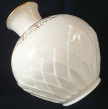 Lade das Bild in den Galerie-Viewer, BLUMENVASE - Porzellan, Goldrand Kreise Geometrische Symbole Relief Motiv Dekor