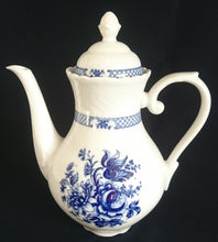 Lade das Bild in den Galerie-Viewer, KAFFEEKANNE MIT DECKEL - Porzellan, Kobalt Rosen Blumenstrauß Blätter Pflanze Blüten Abstrakt Geometrisches Relief Dekor