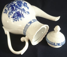 Lade das Bild in den Galerie-Viewer, KAFFEEKANNE MIT DECKEL - Porzellan, Kobalt Rosen Blumenstrauß Blätter Pflanze Blüten Abstrakt Geometrisches Relief Dekor