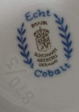 Lade das Bild in den Galerie-Viewer, KAFFEEKANNE MIT DECKEL - Porzellan, Kobalt Rosen Blumenstrauß Blätter Pflanze Blüten Abstrakt Geometrisches Relief Dekor