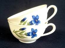 Lade das Bild in den Galerie-Viewer, 2er Set TEETASSEN - Porzellan, Enzian Blumenblüten Goldrand Dekor