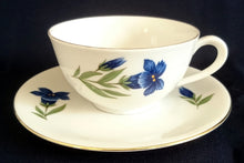 Lade das Bild in den Galerie-Viewer, 2er Set UNTERTASSEN - Porzellan, Enzian Blumenblüten Goldrand Dekor