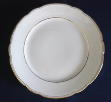 Lade das Bild in den Galerie-Viewer, DESSERTTELLER - Porzellan, Goldrand Linien Motiv Gewölbter Relief Tellerand Dekor