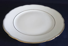 Lade das Bild in den Galerie-Viewer, DESSERTTELLER - Porzellan, Goldrand Linien Motiv Gewölbter Relief Tellerand Dekor